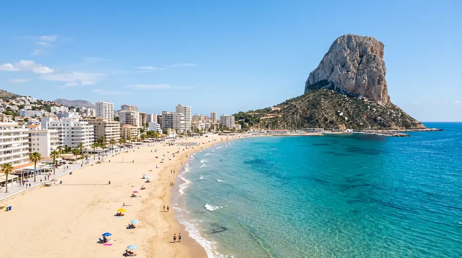 Vacanță charter Costa Blanca — stânca Peñón de Ifach și plaja largă din Calpe